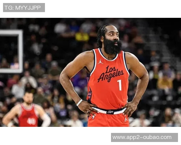 鲍威尔半场表现惊艳12投6中轻松砍下18分助球队争夺胜利