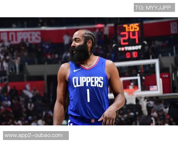 快船客场挑战国王小卡哈登卫衣亮相科林斯酷炫登机照曝光