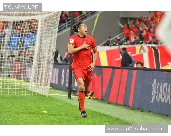 张玉宁与对方球员上半场激烈冲突各自领到黄牌引发热议