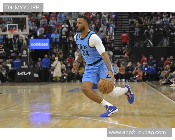 鲍威尔半场表现出色9投4中砍下15分助力球队取得领先优势